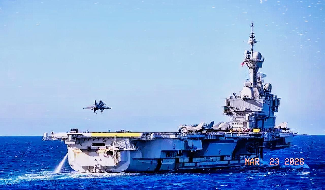 福特号航母撤退后，法国派了戴高乐号刷存在感，以为躲得挺好，结果一名水兵在航母上跑