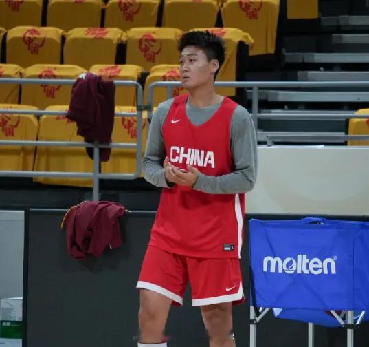 中国男篮13人奔赴客场战韩国：赵睿+首战12人 队长次战出战成疑中国男篮 北京时
