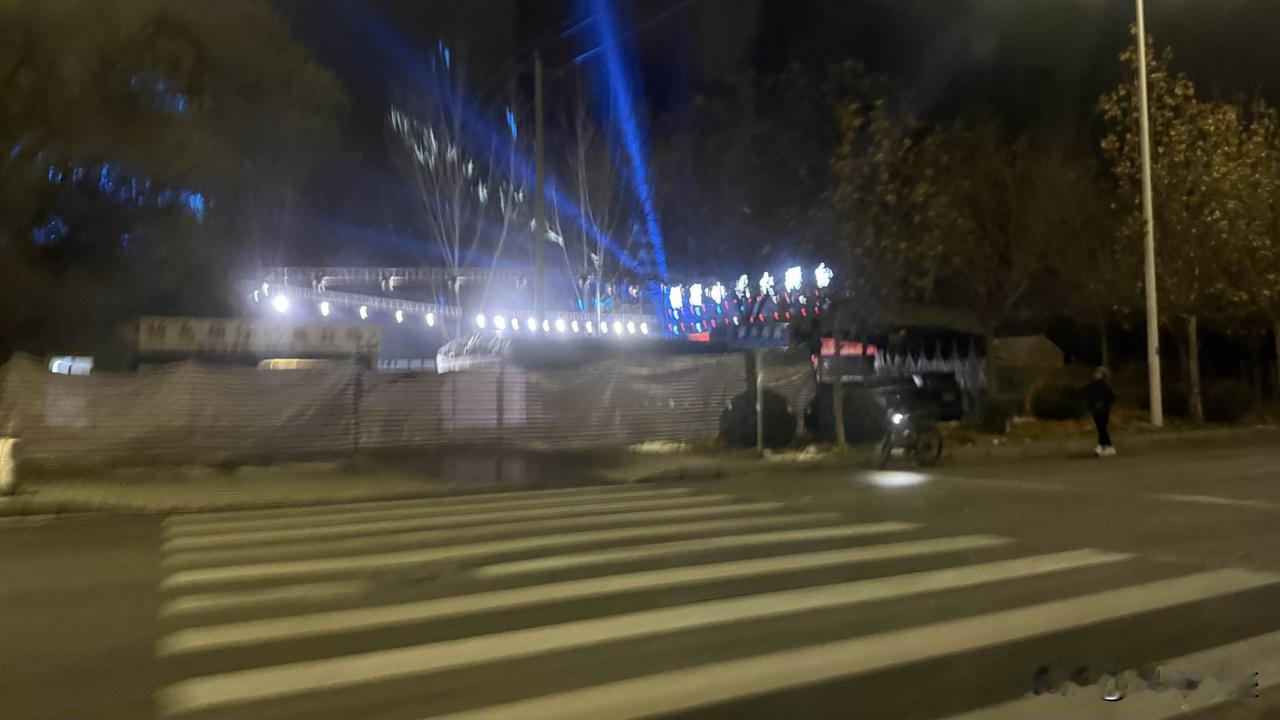 不得不说现在这娱乐直播也是越来越卷了，昨路过保定西二环那块，结果发现路边有一个大