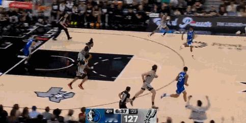 平框补扣……
卡斯尔的弹跳真逆天，跟火箭升空一样，嗖的一下就起来了，而且直接来了