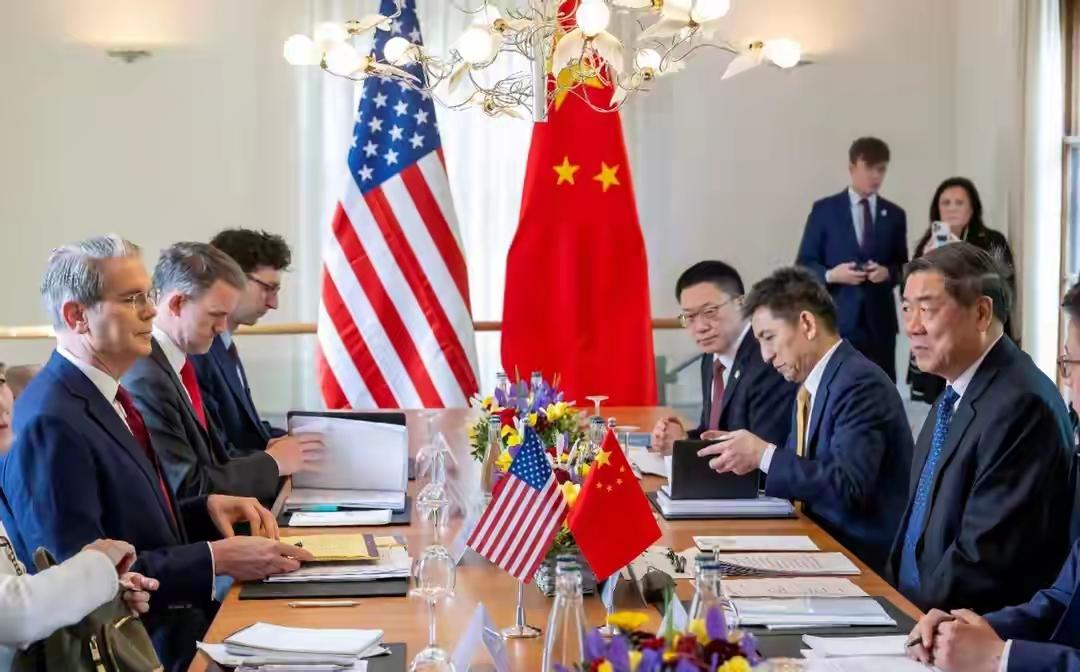 中美最新一轮谈判在欧洲开场，现场气氛紧绷。特朗普突然在社交媒体上发长文，罕见地承