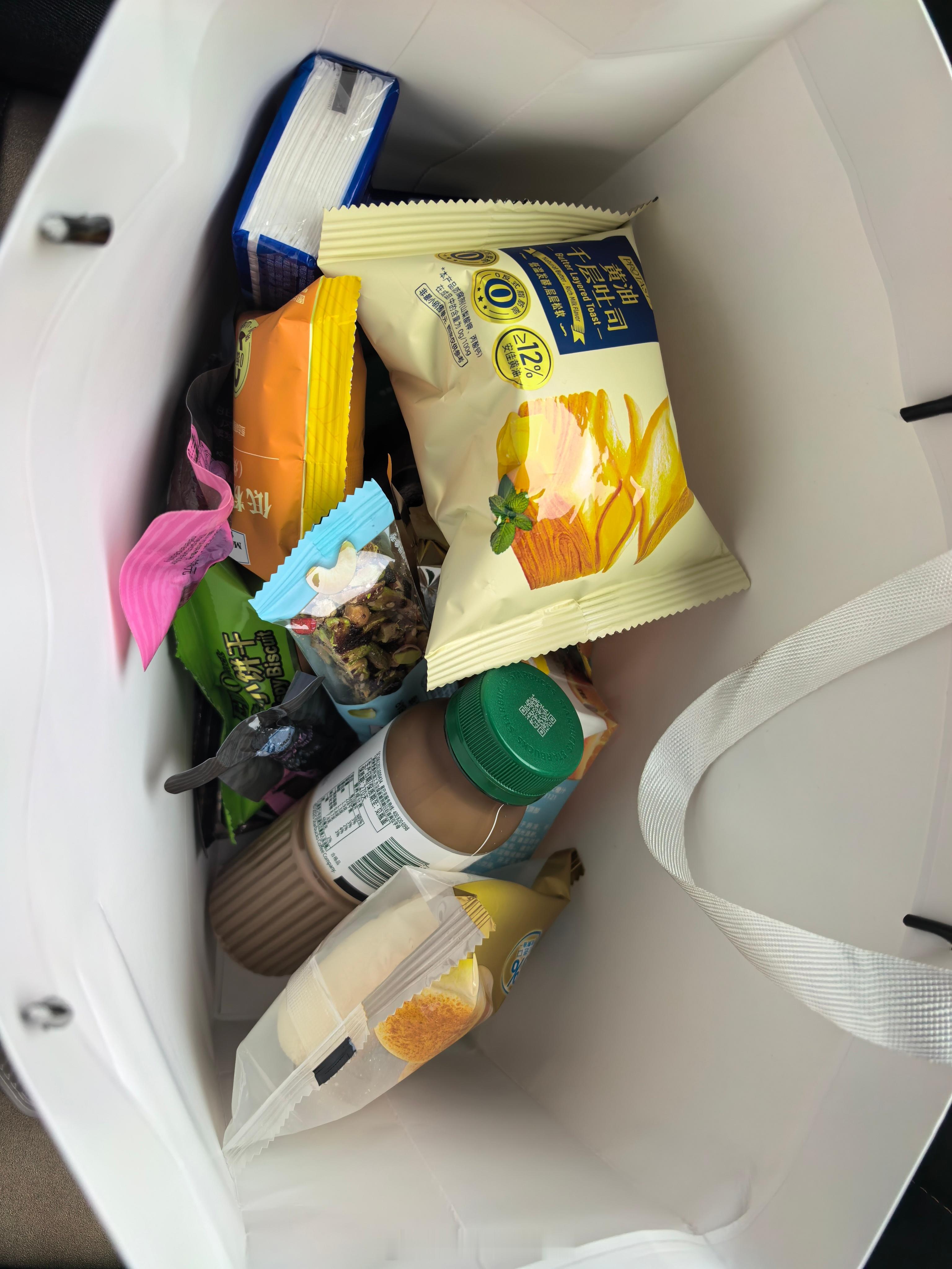 喜欢华为的细节 订高铁票永远是一等座  发布会结束还准备了这么多补能的零食而且都