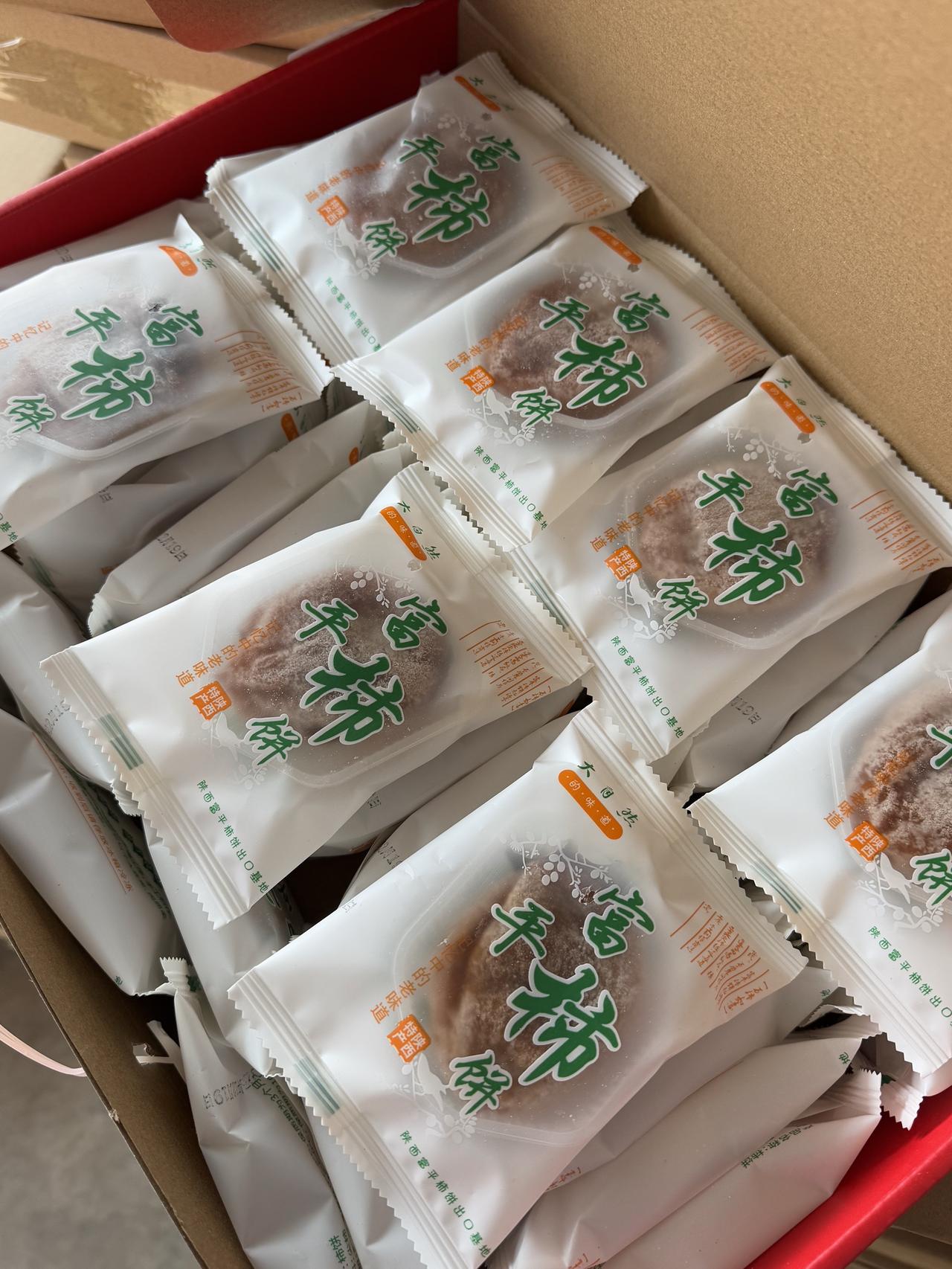 真实儿点的反馈，都说今年的柿饼买对了！朋友送了一盒富平柿饼 本来没当回事
结果今