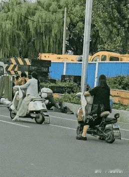 广场舞跳成这样，真是让人唏嘘！
一个六十多岁的老太太，沉迷其中，家务不做，孙子不