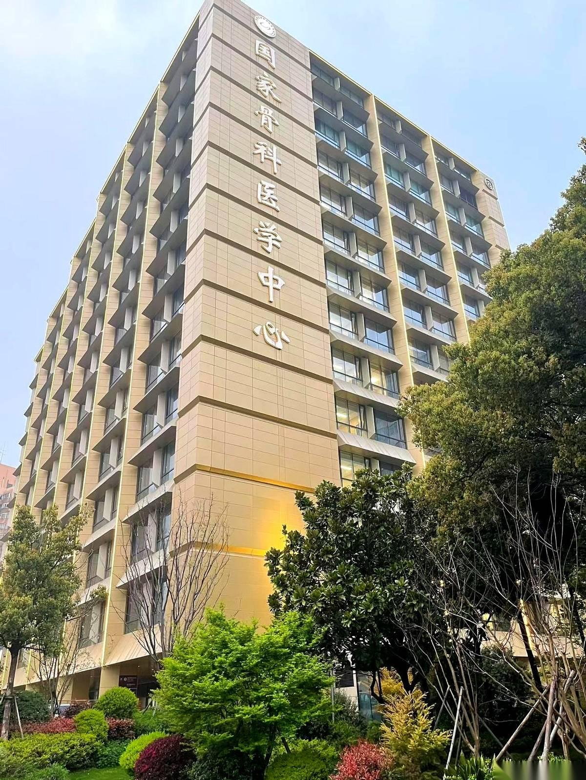 连轴转了大半年的“陀螺”，这回被老天爷按下了强制暂停键。
一个意外，手骨折了。原