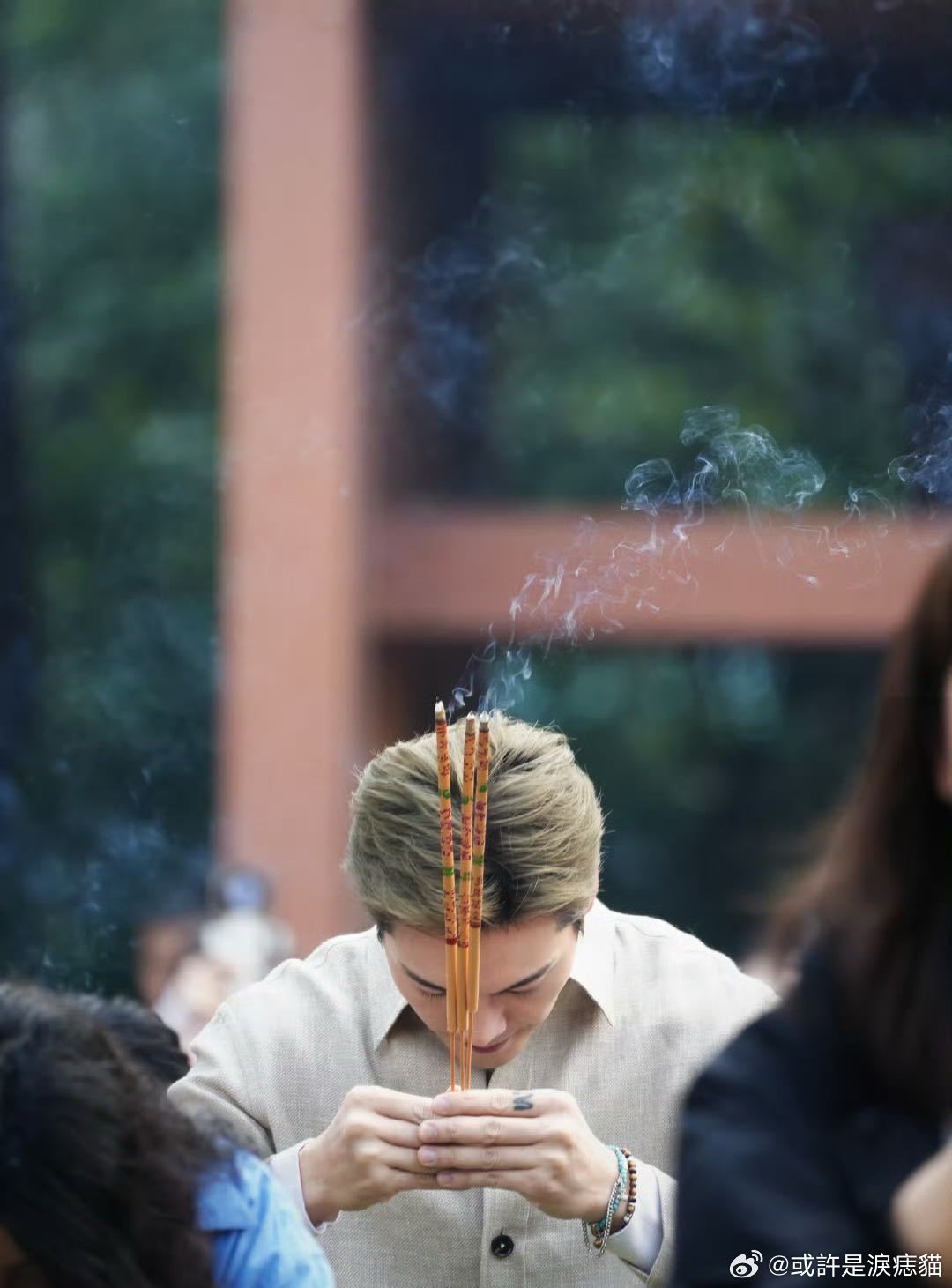 陈伟霆演完好命哥接了疯批男 陈伟霆新剧开机，一键从好命哥切换疯批男，斯文医生x偏