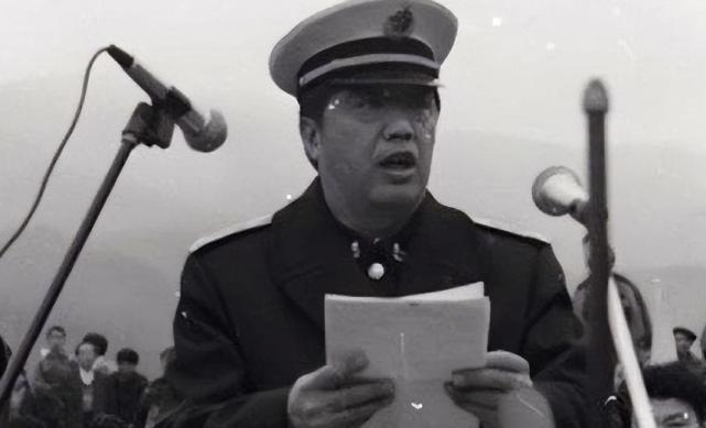 2001年，贺龙元帅之子贺鹏飞中将，突发心脏病猝然离世，葬礼上，85岁的母亲薛明