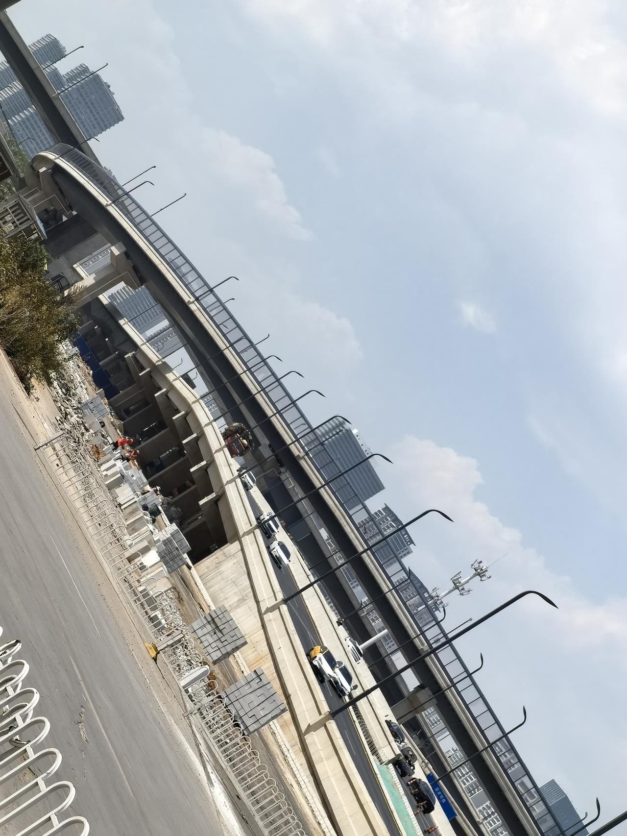 广福路与昌宏西路这个立交桥下面终于继续施工了，这个广昌立交桥桥上面从去年年底开通