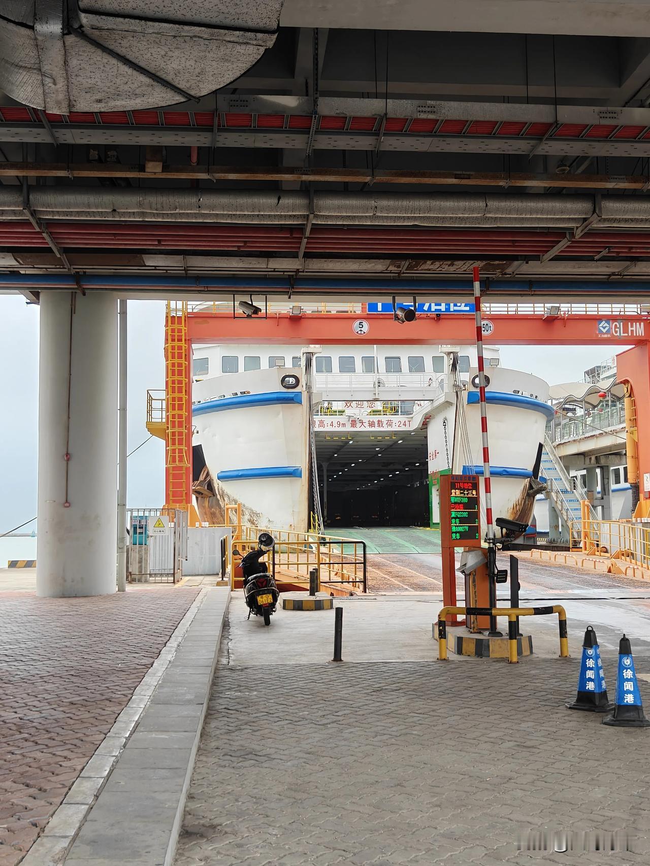 马上就要上这条船，穿过琼州海峡，直奔海南岛，紧赶慢赶，赶到了天气热的时候到海南，