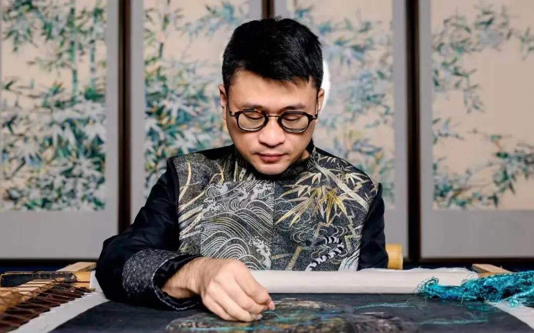 宝应绣郎付健，深耕乱针绣二十余年。可将蚕丝线劈至比发丝更细，作品曾作为国礼馈赠外