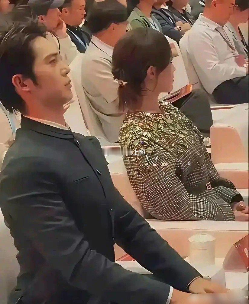 这是哪个明星啊？咋这么装啊，这样坐不累我不信 