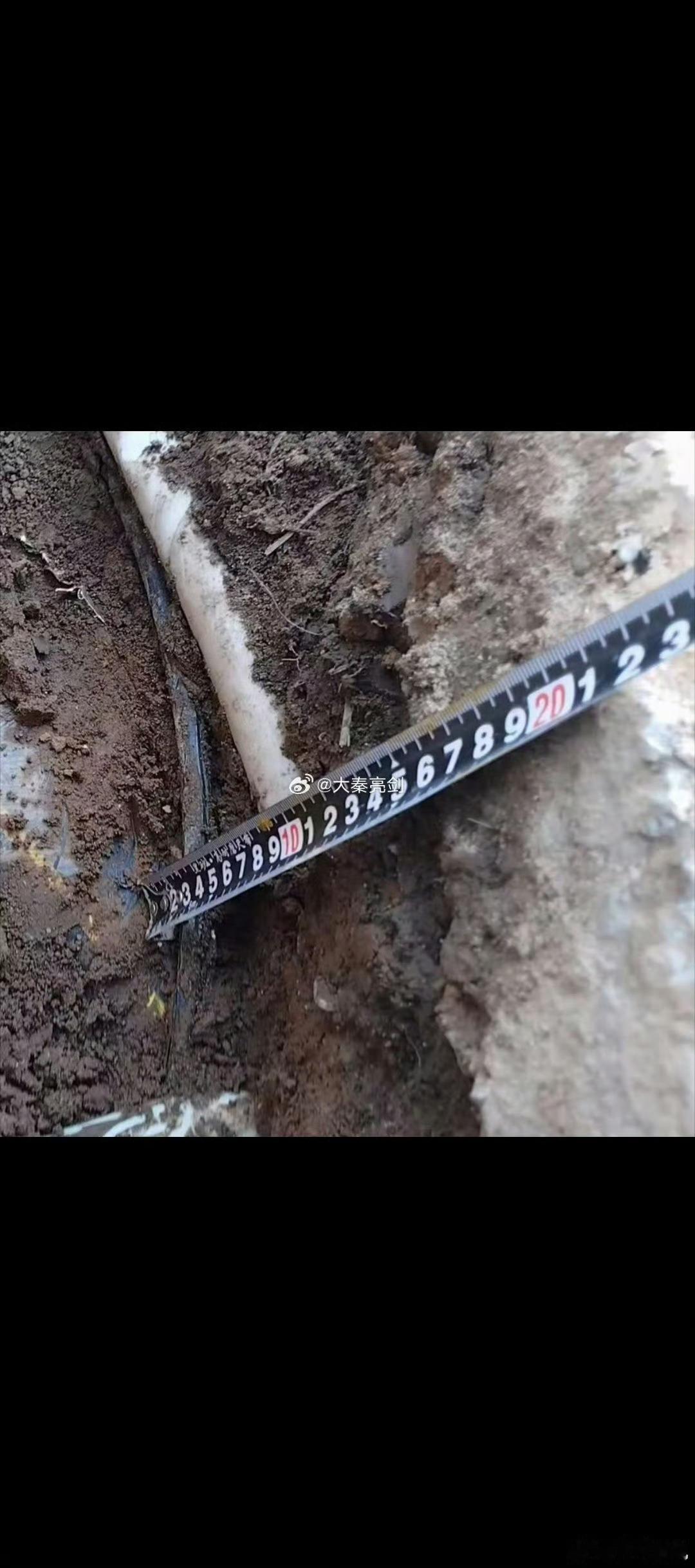 陕西渭南滨河大道滨河城市花园门口违规铺设市政燃气管，覆土仅20厘米存在重大安全隐
