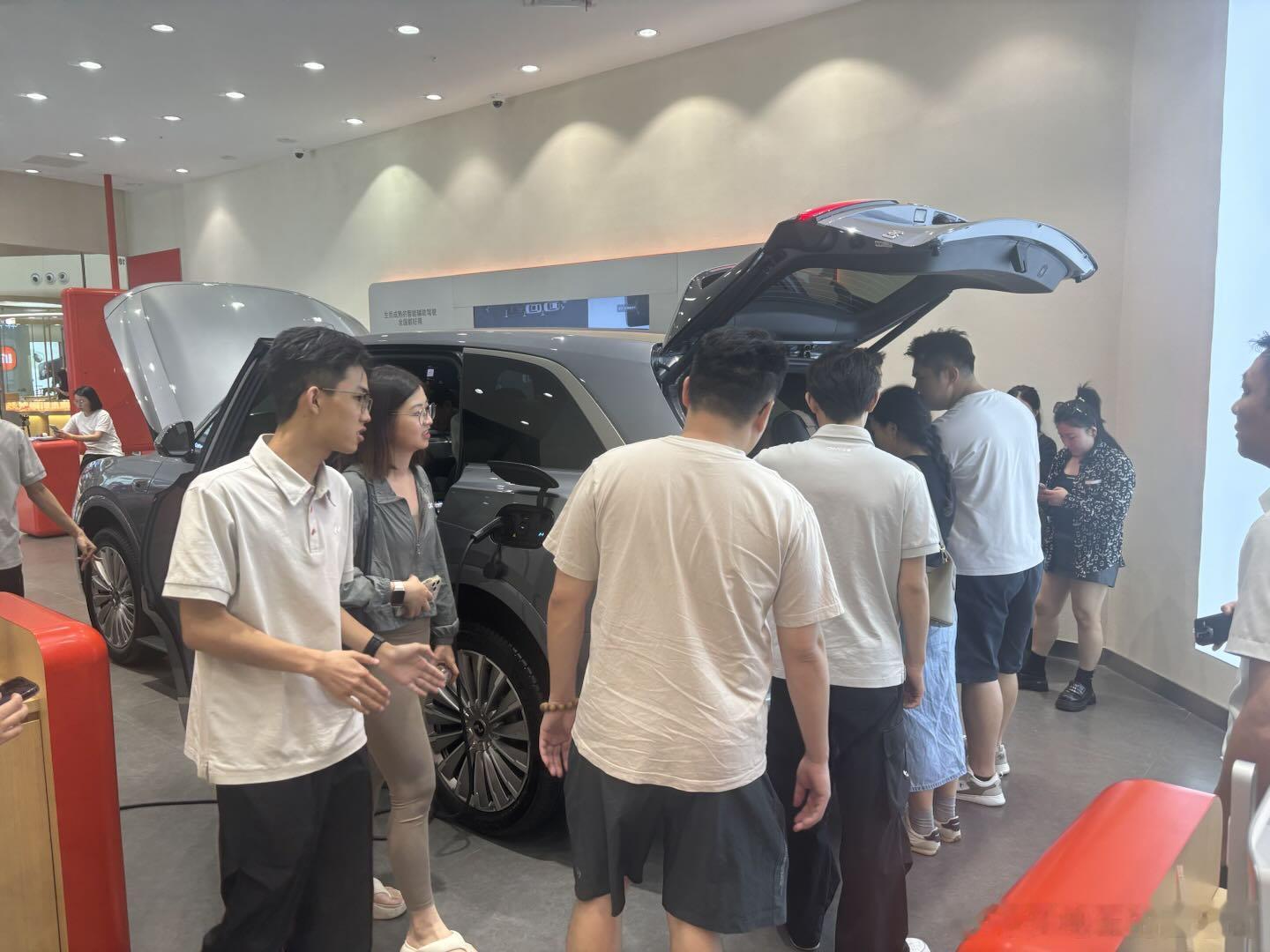 东莞乐道门店今天的实况，来自本地车友群的照片看L90的人早上到现在就没停过，前备