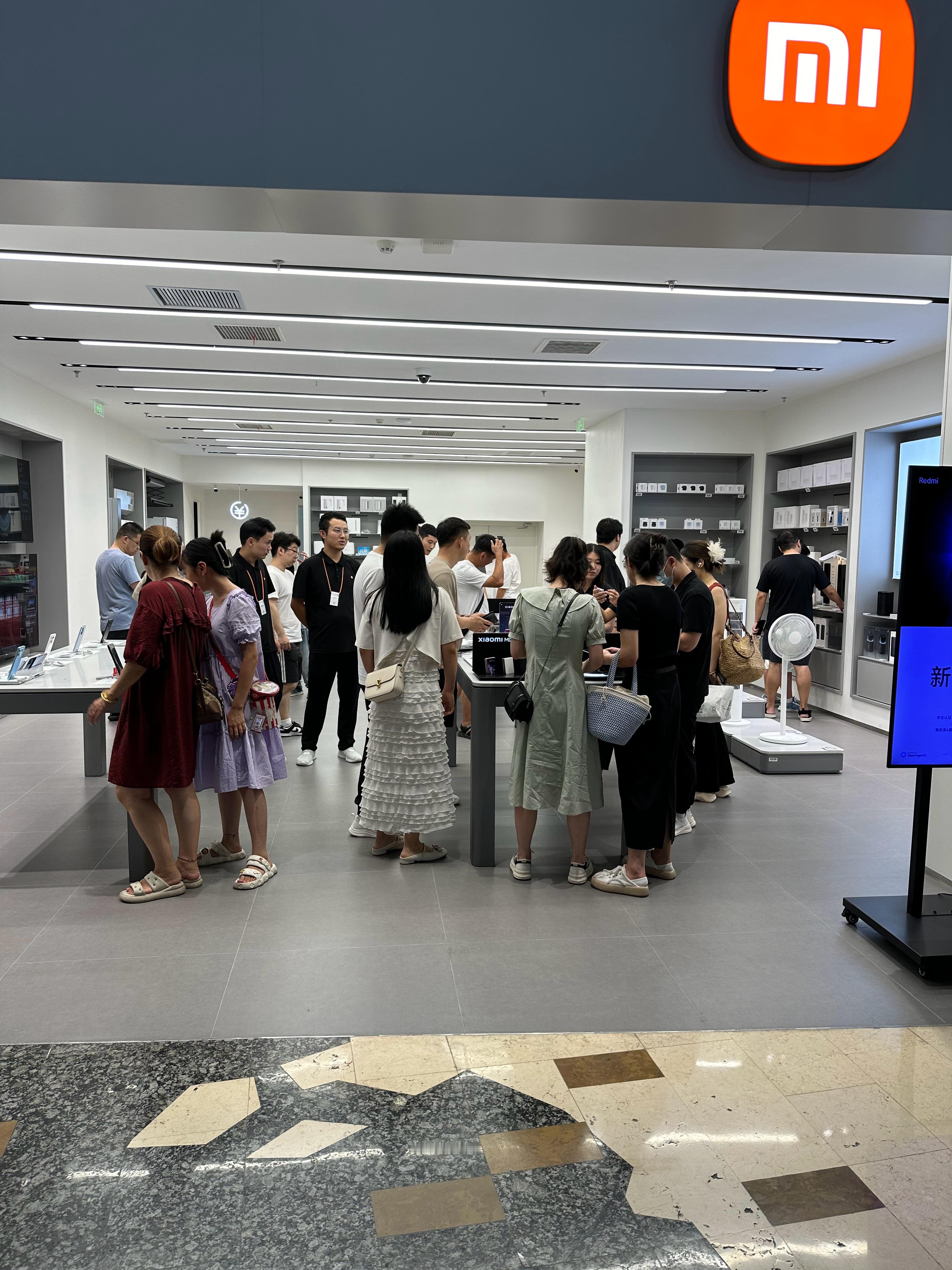 商场小米之家里看小米MIX Flip小折叠的人挺多。  ​​​