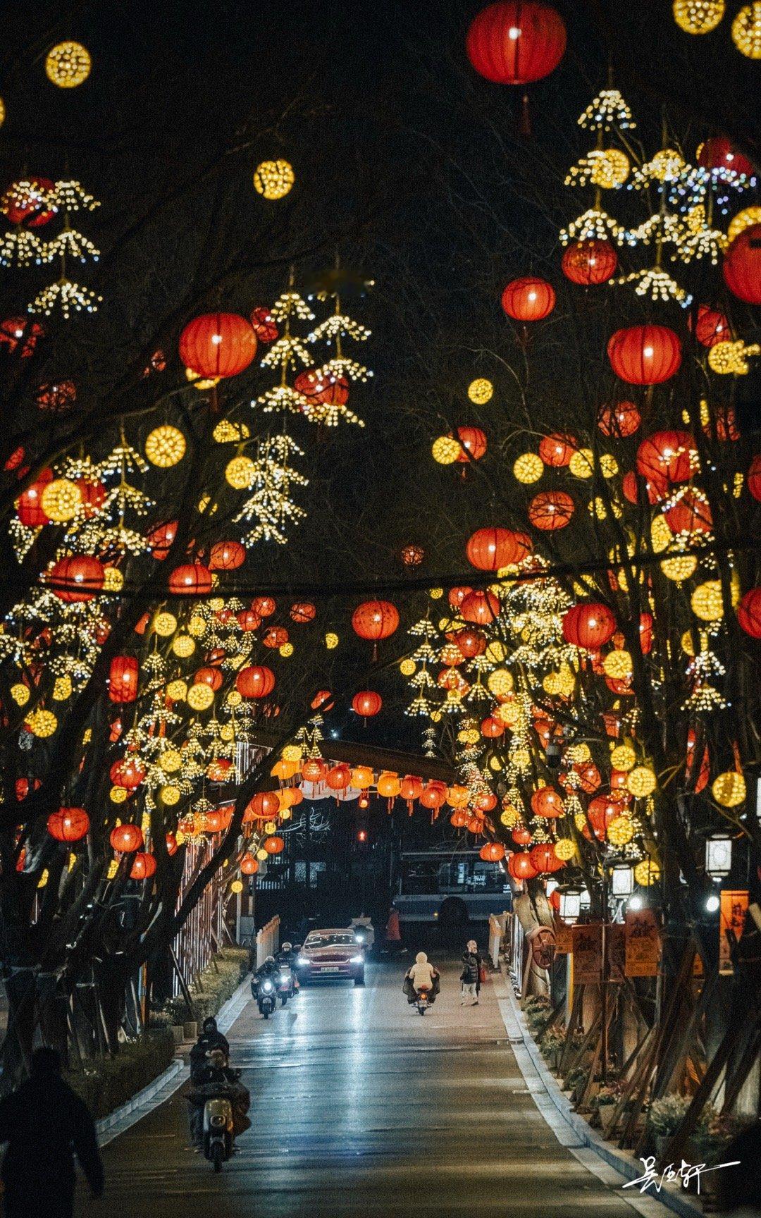 北京石景山，模式口街道挂满了灯笼，过年的气氛来了。 跟着亚轩看世界[超话]  