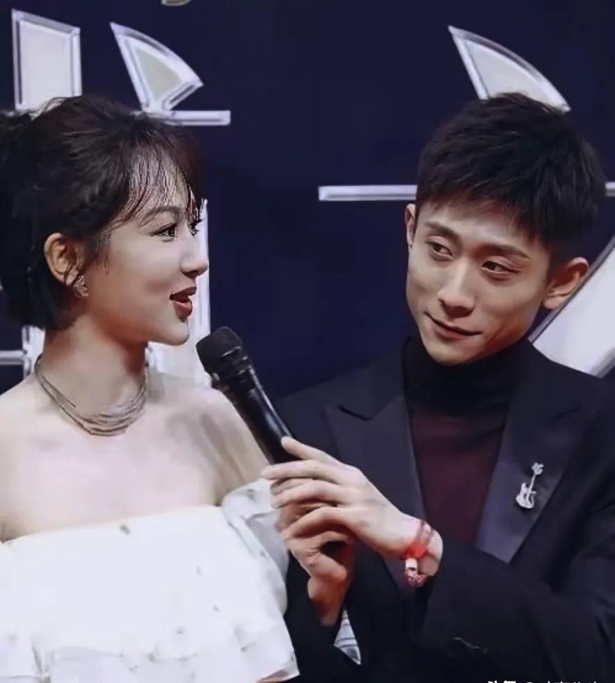 一次，杨紫icon问张一山icon：“听说你暗恋了我十多年了？”张一山嘿嘿一笑，