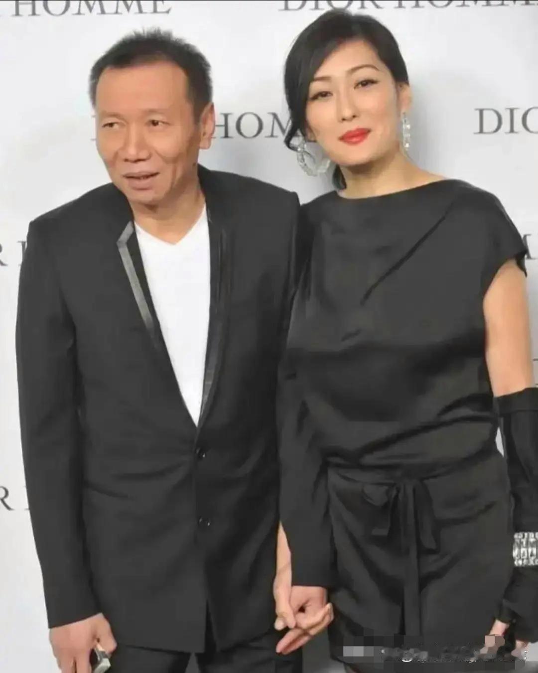 孟广美和老公亮相，56岁的她依旧身材火辣，颜值在线！可惜两人决定不要孩子，真是浪