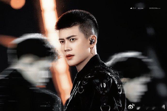 任嘉伦央视唱跳舞台 任嘉伦的舞台表现力绝了！央视镜头下的唱跳舞台张力拉满，每一个