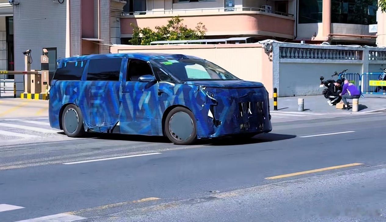 腾势官宣：2026年12款新车！每月一新，从性能车到高端SUV2026年的车市，