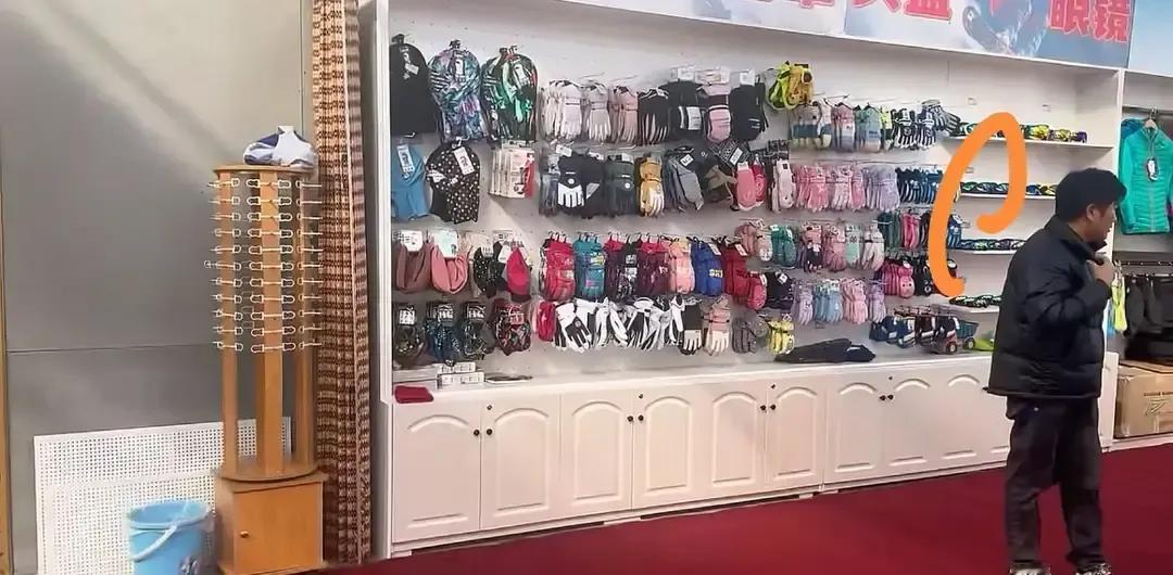 东青前夫哥被扒出在李子昂滑雪视频里晃了半秒。
三月初阿勒泰雪场，墨镜男侧脸一露，