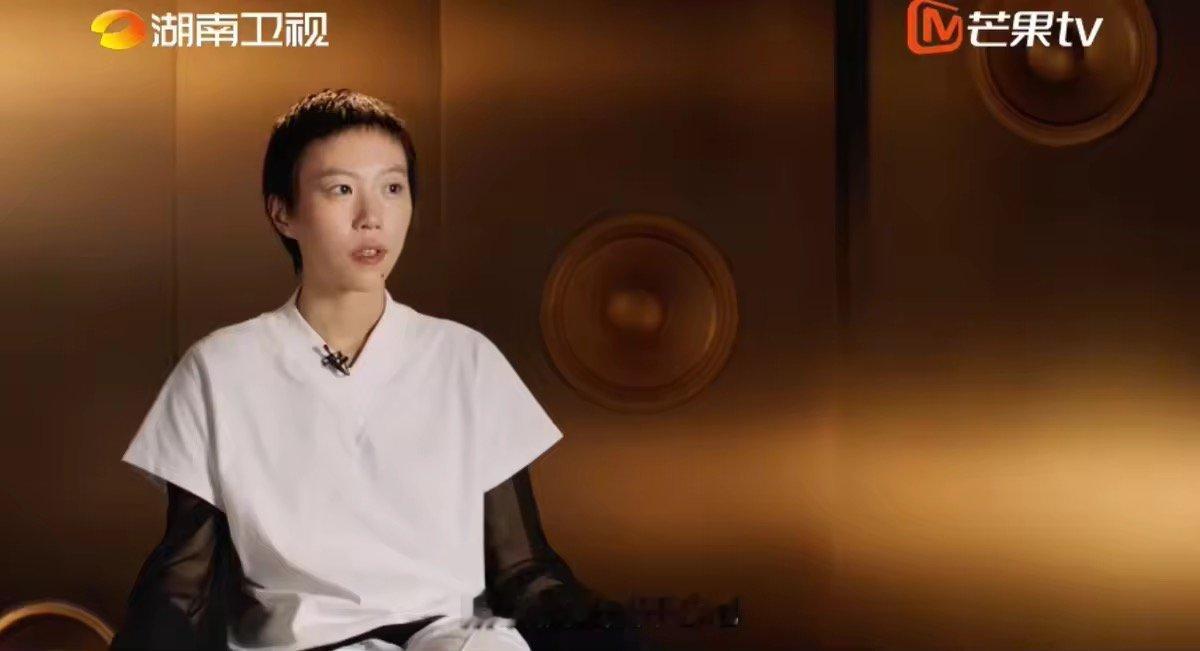 窦靖童我还挺喜欢月度决赛的歌手2026拿下月度四强席位后，窦靖童敞开心扉聊起本轮