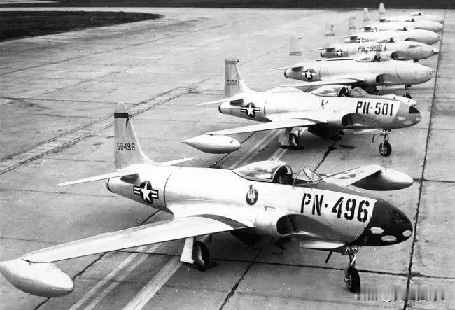 1947年，美国兰利空军基地的P-80B“流星”战斗机。