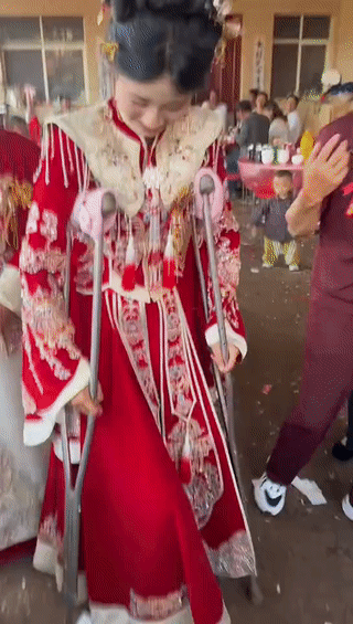 新娘在结婚前两天突然意外受伤？
但是结婚定的日子又不能随便更改。
无奈之下她只能