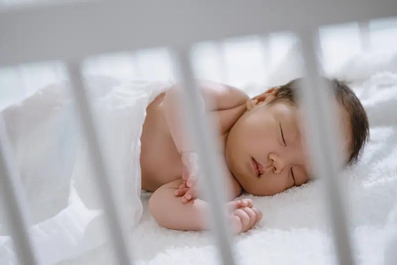 不同年龄段适宜睡眠时长差别还挺大。新生儿（0 - 3 个月）得睡 13 - 17