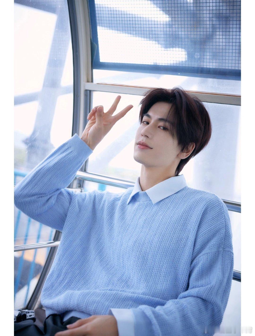 张凌赫摩天轮日常写真～ 