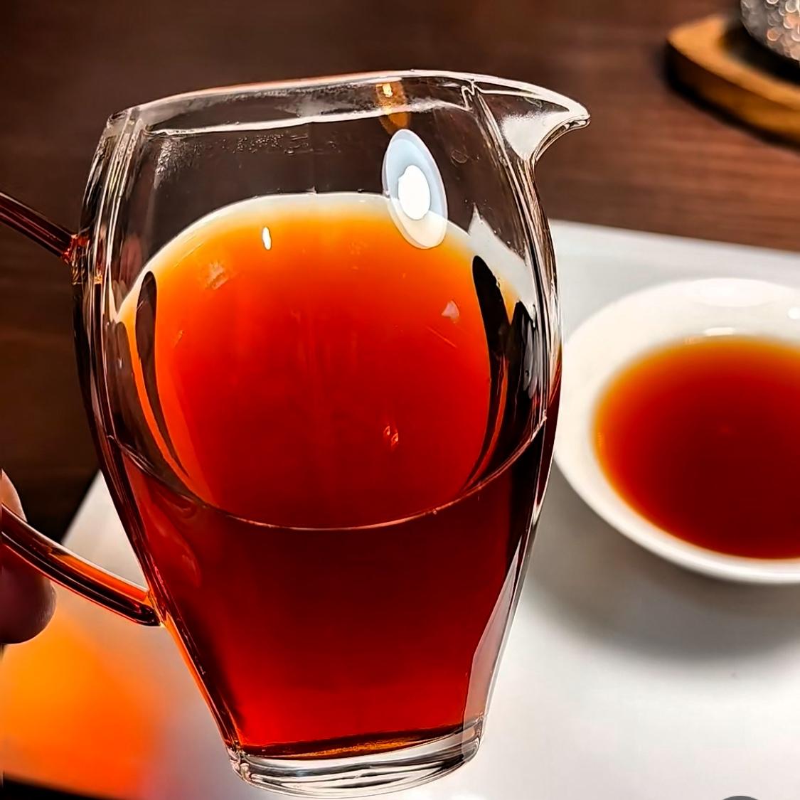 “汤色透亮，香溶于水，鲜活灵动”，牢记12个字，任何茶，都难逃你的法眼。

喝茶