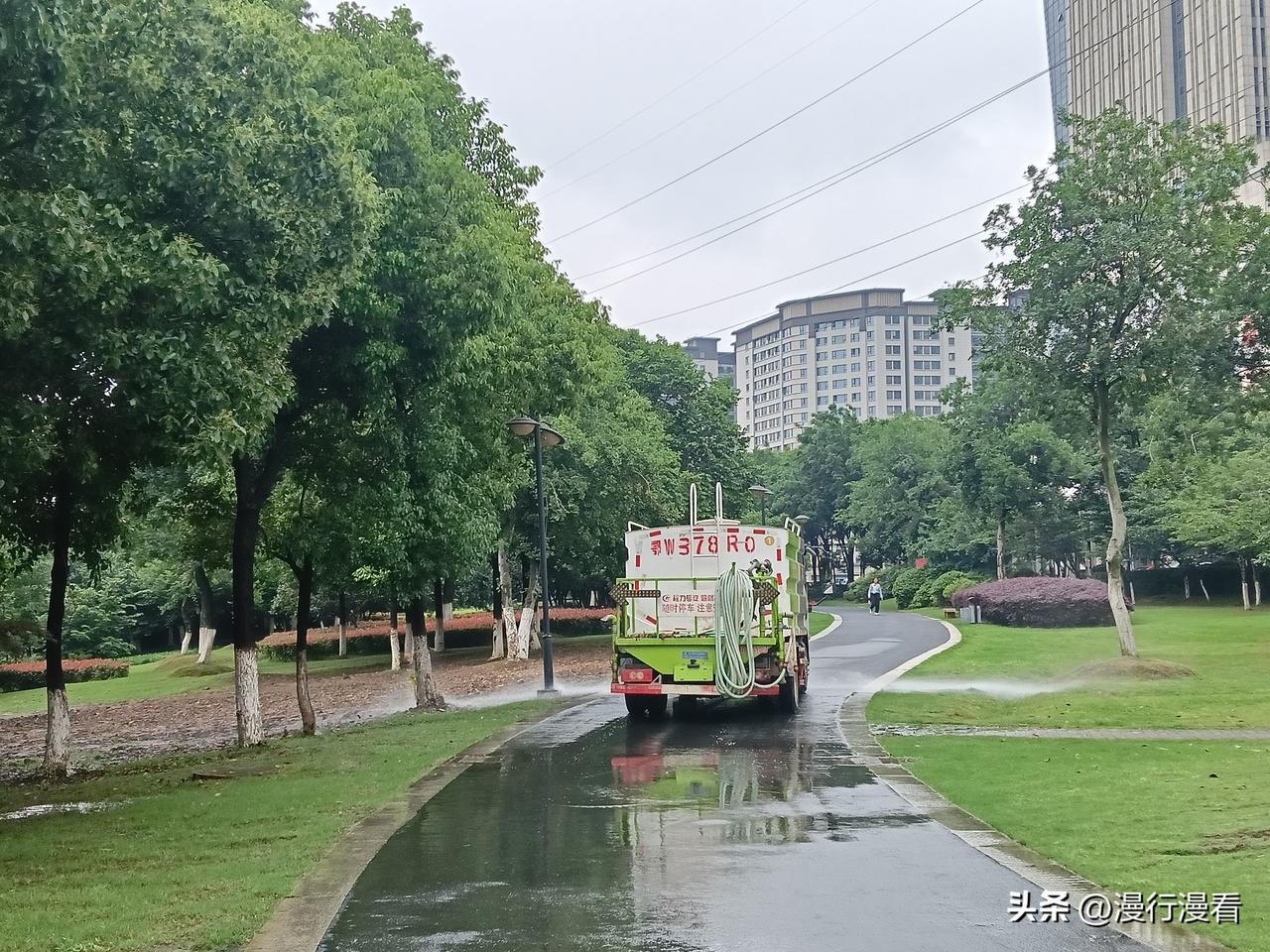 雨刚刚停，
喷水车就出来工作了。

为辛勤的人儿点个赞吧，
呵呵。
