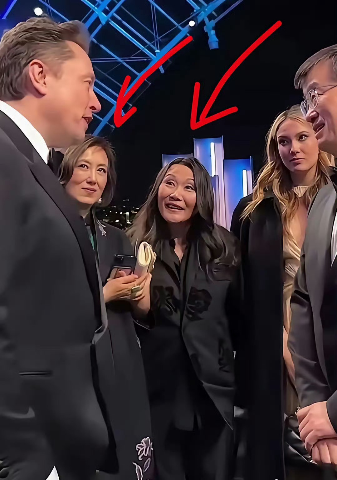 谷爱凌的妈妈，看马斯克的表情都醉了。 