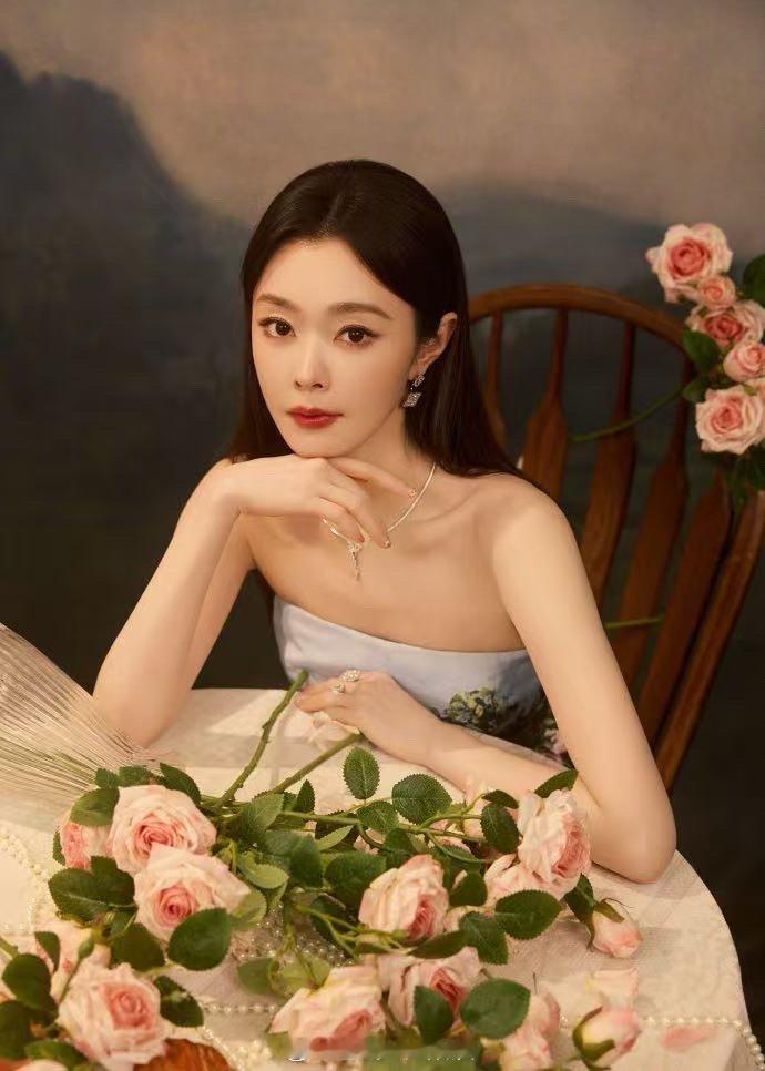 宋轶的裙子上有99朵玫瑰花 这是把玫瑰园搬到了红毯上吧？宋轶的玫瑰裙造型太惊艳了