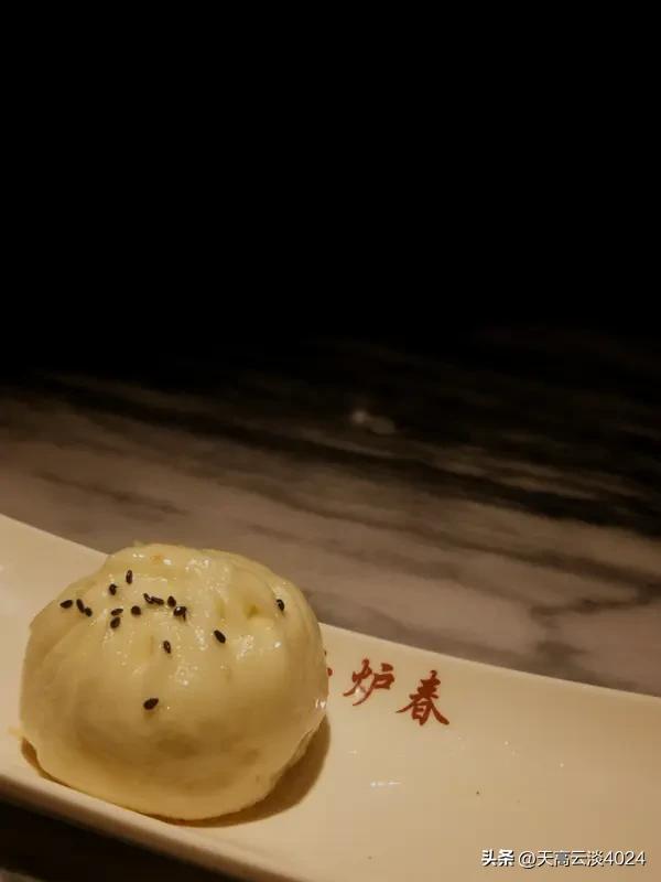 北京老字号“抬头”“咬春”菜品热销 二月二撞上春分，北京老字号餐饮热闹非凡，“抬