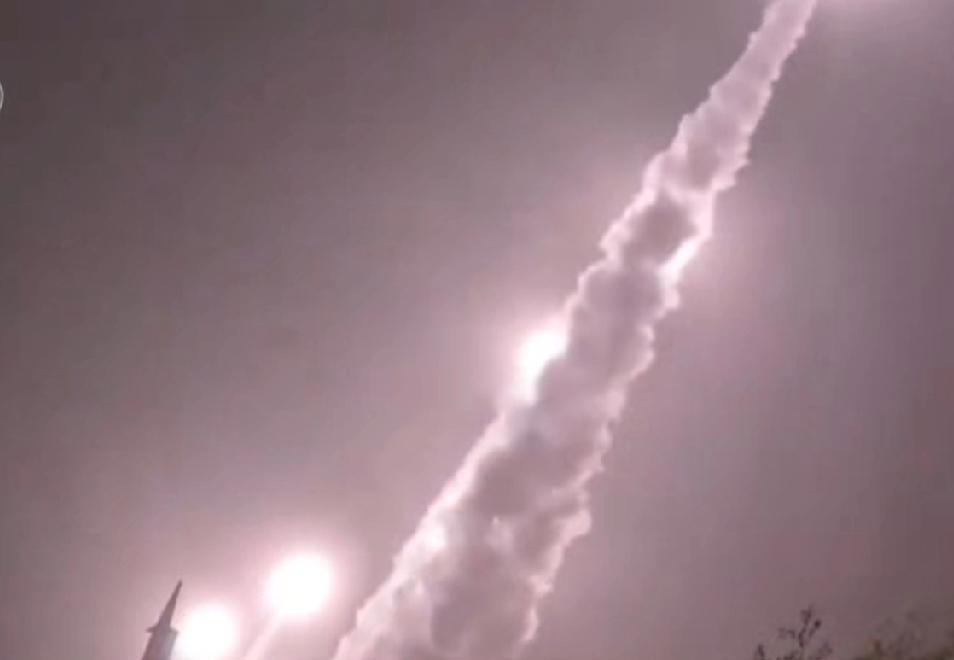 美伊谈判的实质就是我要打你的了，但你手中有威胁我的武器，所以在打里之前，双方要先