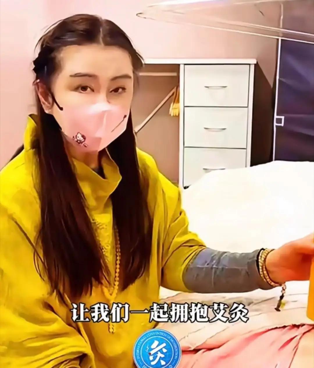 王祖贤为啥眼睛一大一小，脸也肿了？传言她出过车祸。但她很快否认了。那么有钱为啥还