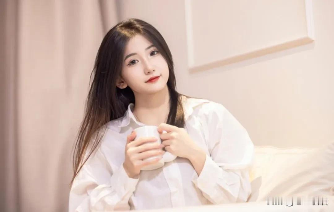 公公退休金10000，
婆婆退休金8000，
爸爸开了一家小超市，
小赚不亏，