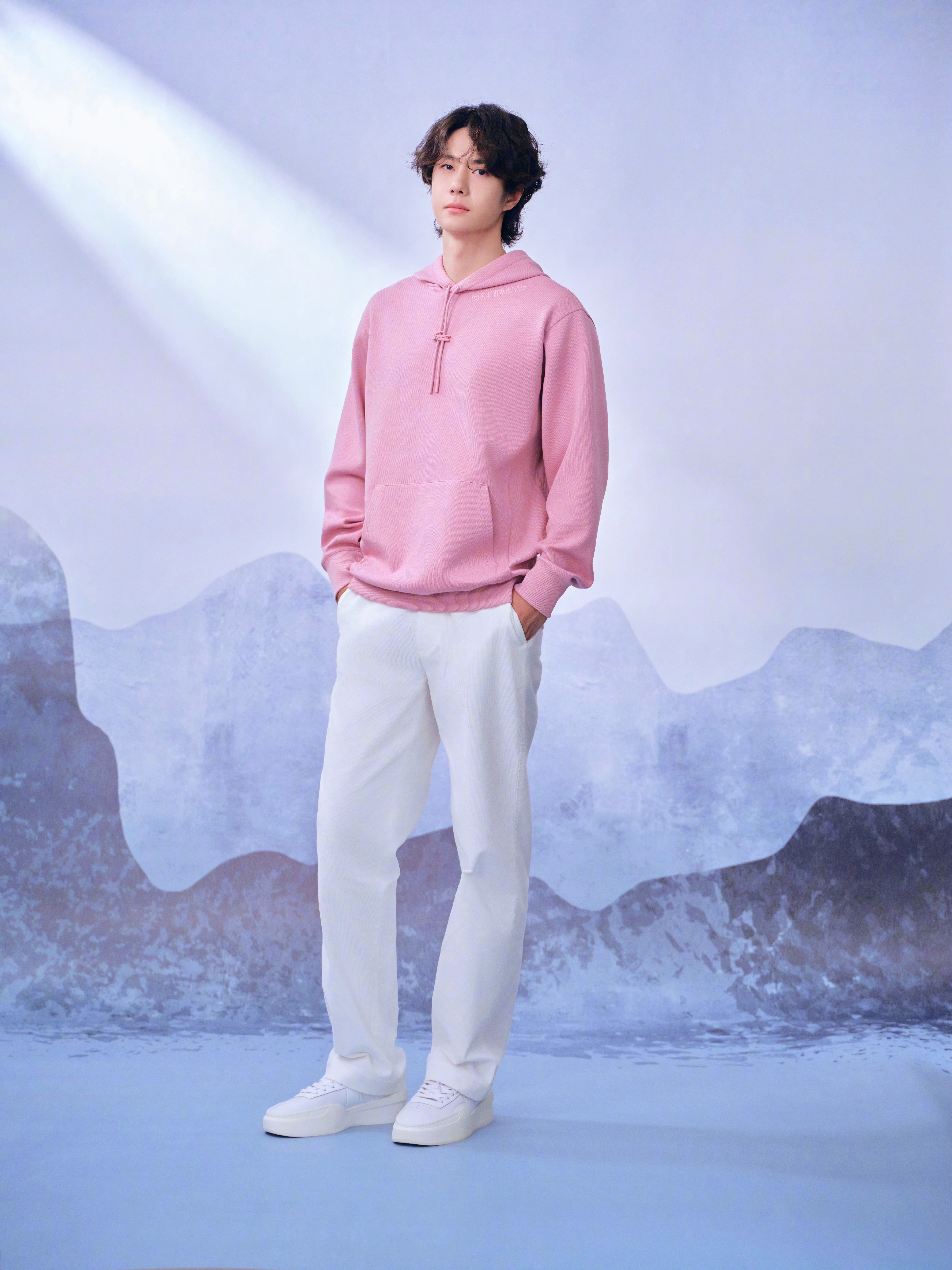 王一博Lacoste联名款来啦！太帅啦[赞][赞][赞] ​​​