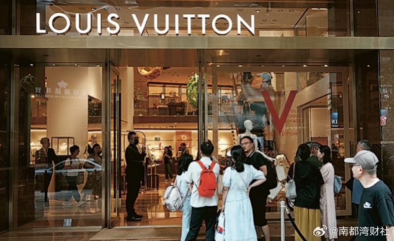 【#LV香港公司42万顾客资料外泄#！私隐专员公署称正在审查】近日，法国奢侈品品