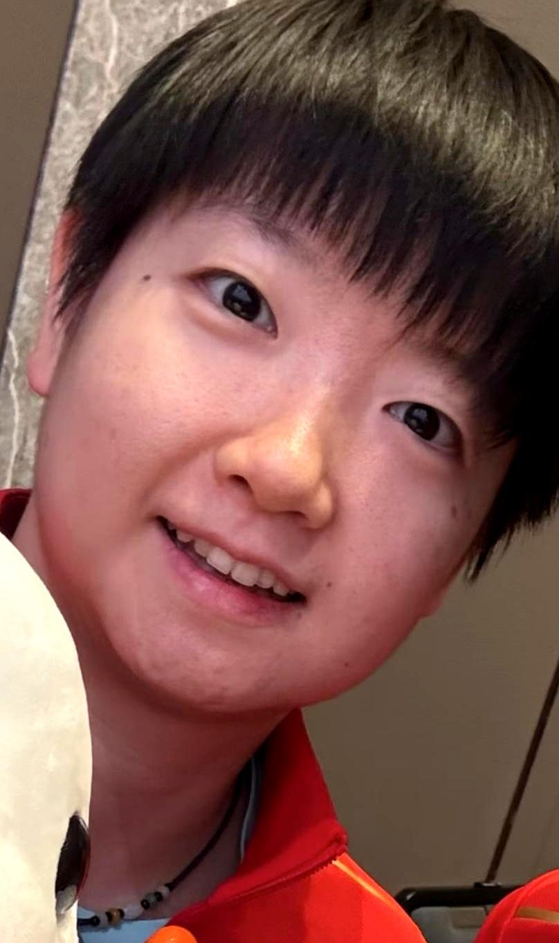 莎莎在全运会领奖后跟队友拍的照片。照片里她素颜出镜，皮肤状态比巴黎奥运会时好太多