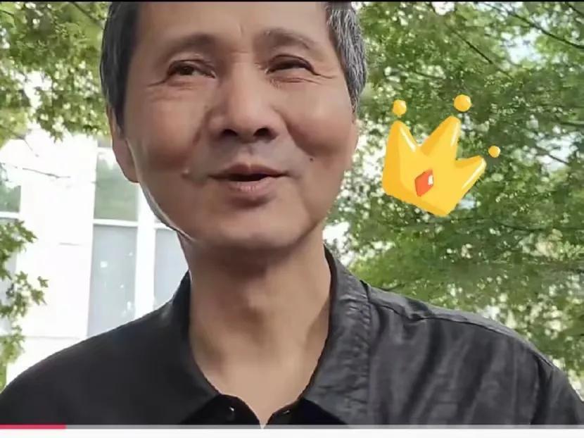 其实上海爷叔郑老师爆火说明a股还是有大量的受众，这位郑老师在公园里自信满满地对着