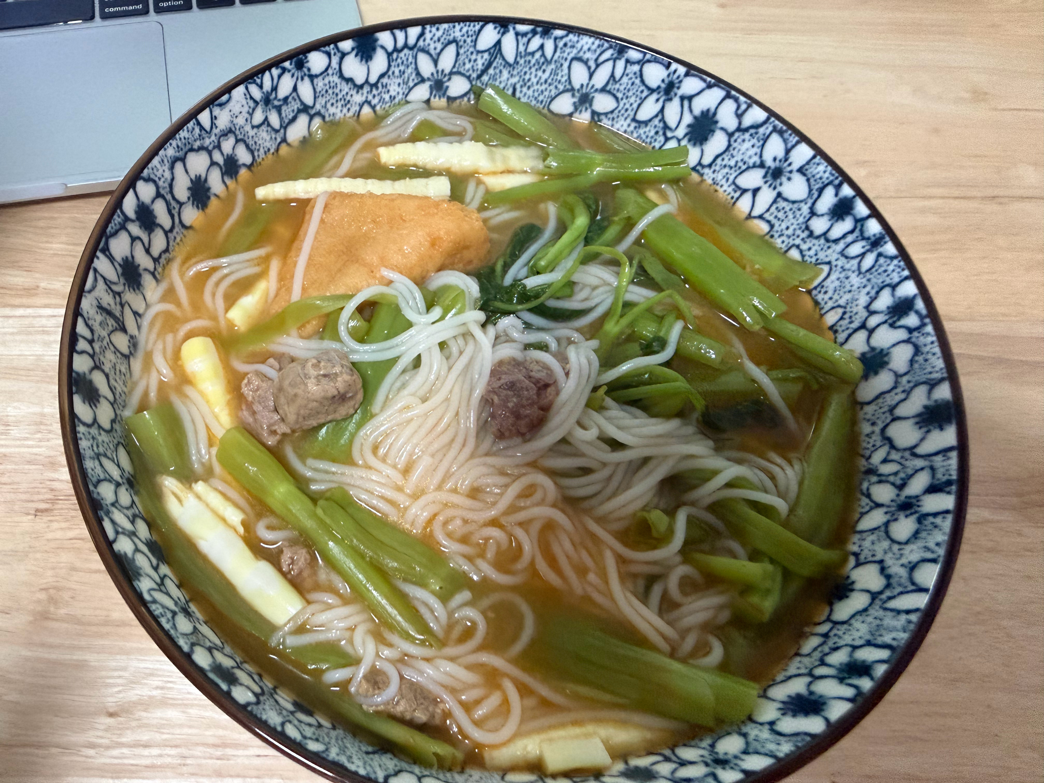 这个傣味青柠牛扒呼酸辣米线如果口味再重点就更好吃了！我加了好多好多空心菜 ​​​