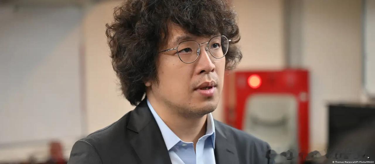 选战拼到最后，决定输赢的从来不是候选人在镜头前吃东西有多亲民、说话多有教养，而是