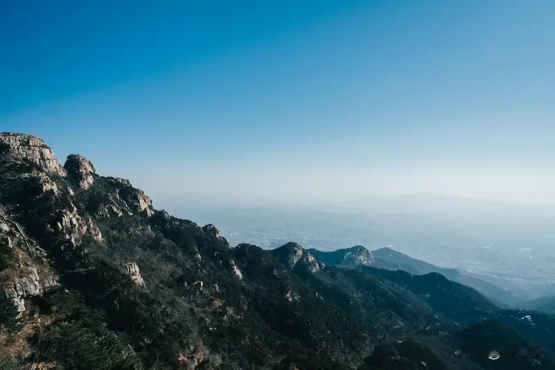 山顶看着高，其实经不住你一步一步地走

人站在山脚往上看，总觉得那山顶高得不像话