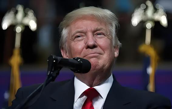 美国航母这是准备“开倒车”了？特朗普念叨近10年的事，这回真被他写进总统备忘录：