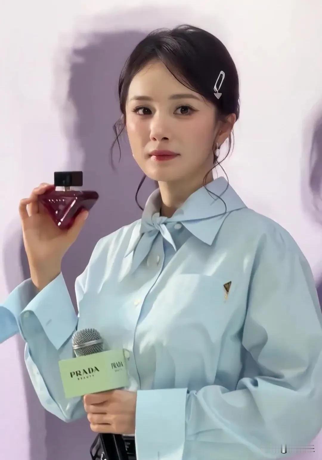 杨幂现身PRADA活动现场，一身浅蓝蝴蝶结衬衫搭配黑色短裙，简约干练。
低盘发搭