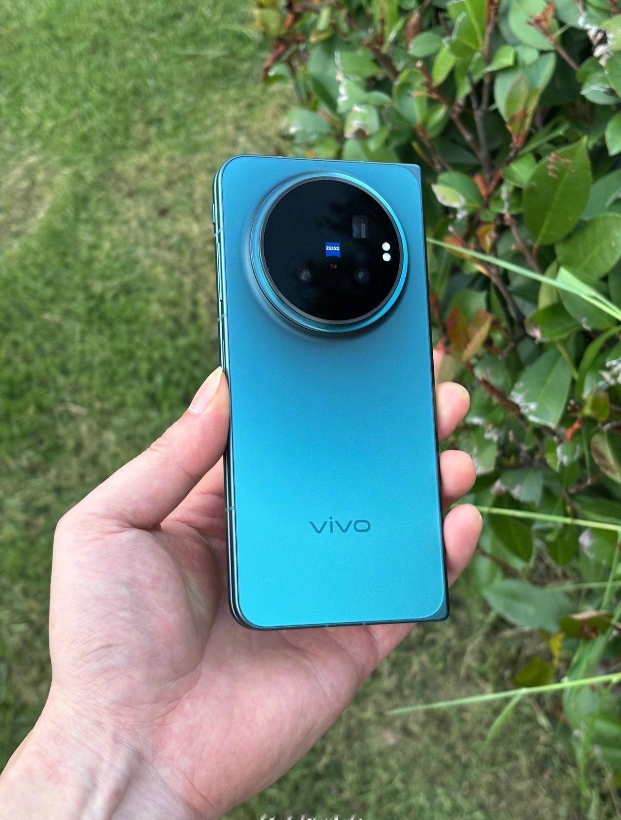 vivo X Fold6蓝洞配色，定为我今年年底前主力折叠机型。机身做工扎实，握