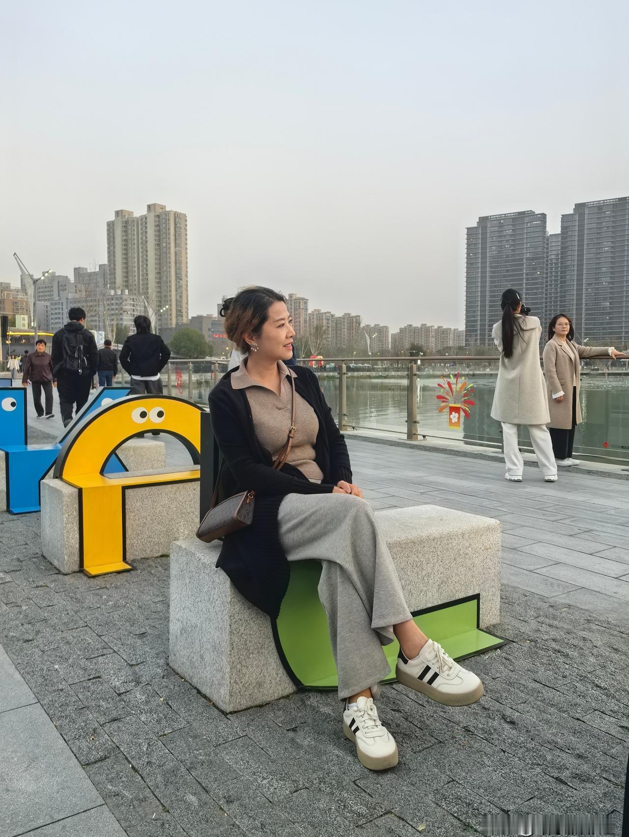 下沙不是郊区，

是杭州东部自洽的生活主场。

它离市中心不近也不远，

地铁1