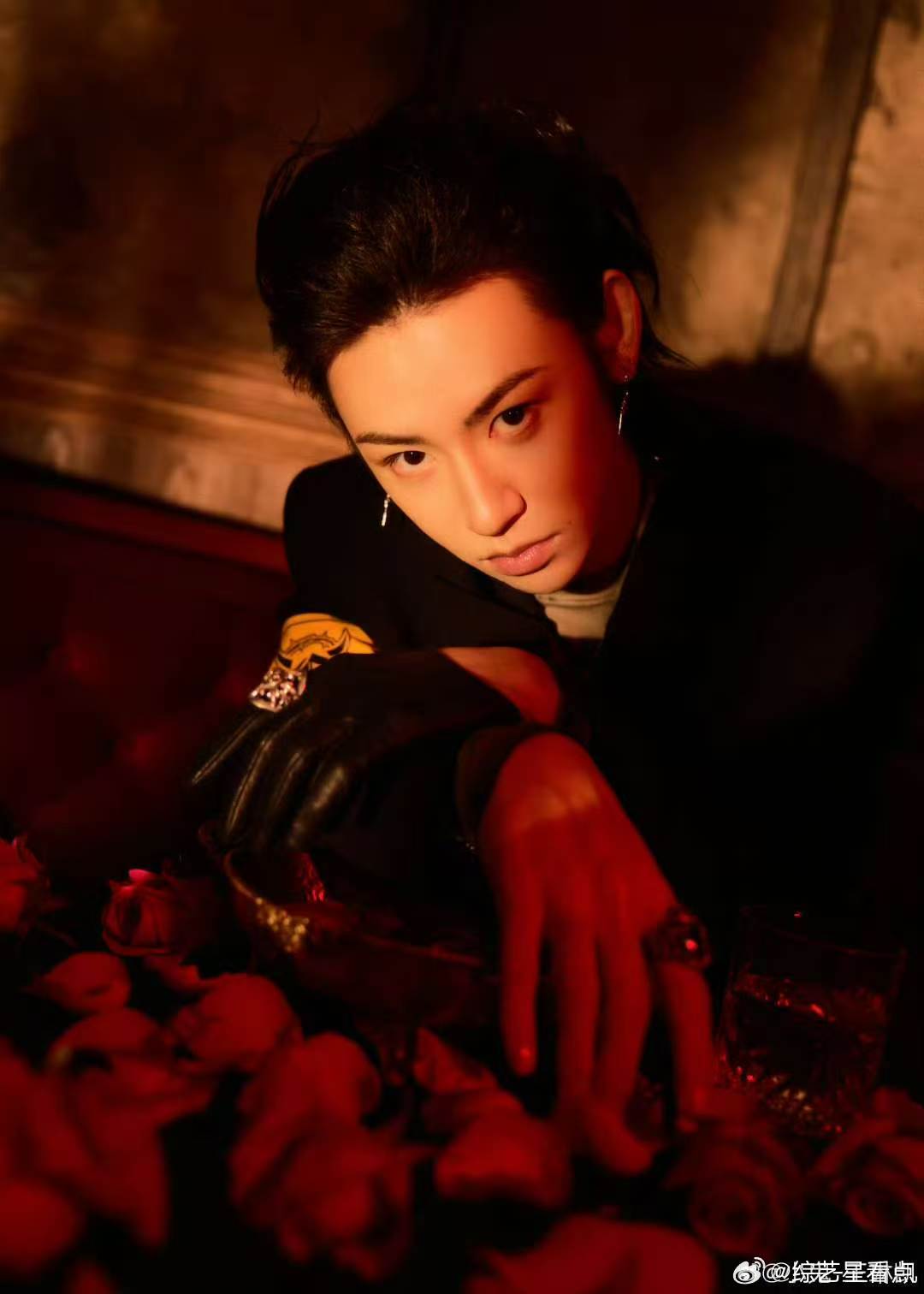 小鬼身上裹着六七层衣服拍MV小鬼发长文谈新歌创作过程认真创作的小鬼超有魅力，新歌