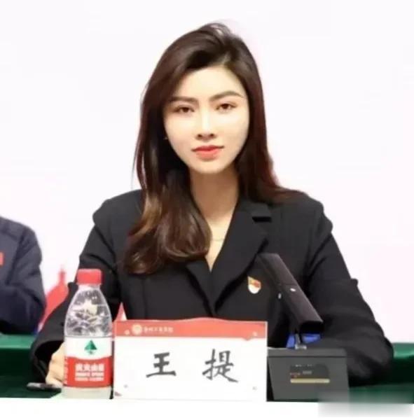 郑州工商学院年轻美丽的副校长，年轻有为，厉害了！巾帼不让须眉啊！[赞]


  